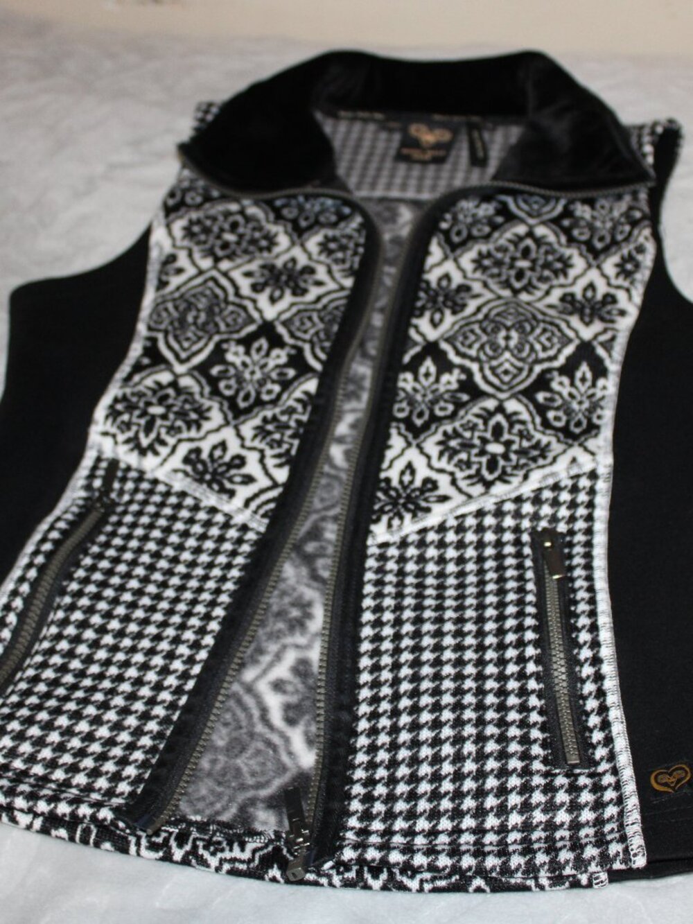 Wooly Bully Wear Womens Small Black White Fleece Vest Full Zip Stretch Sides